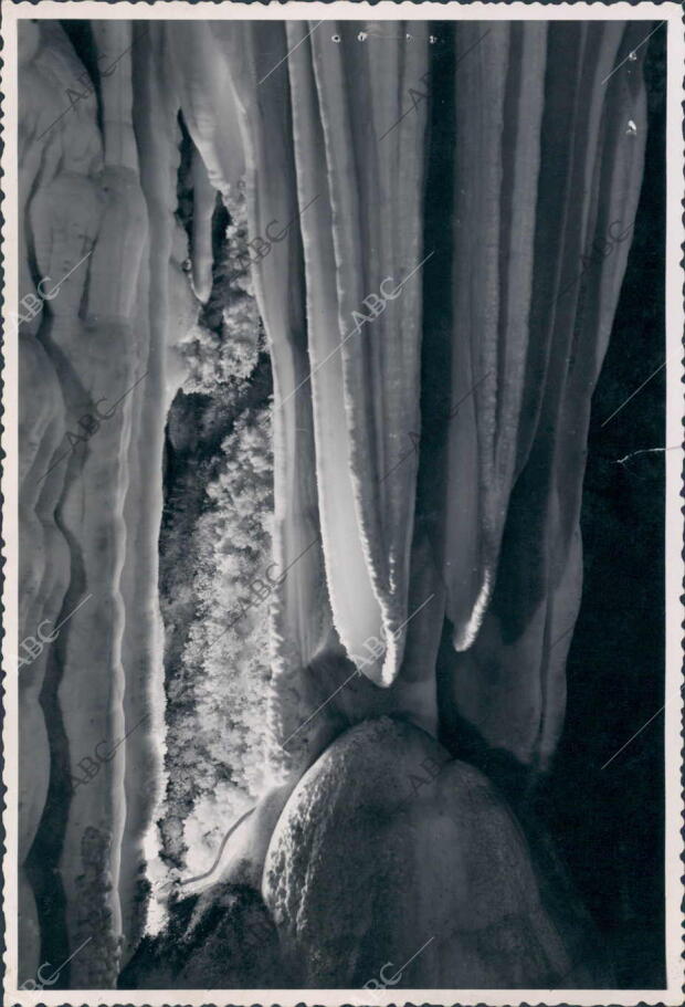 Un cortinaje que Abre el acceso al salón más Fastuoso