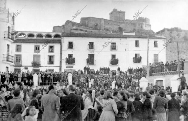 Fiestas en honor de las Autoridades Portuguesas en la plaza del pueblo de...