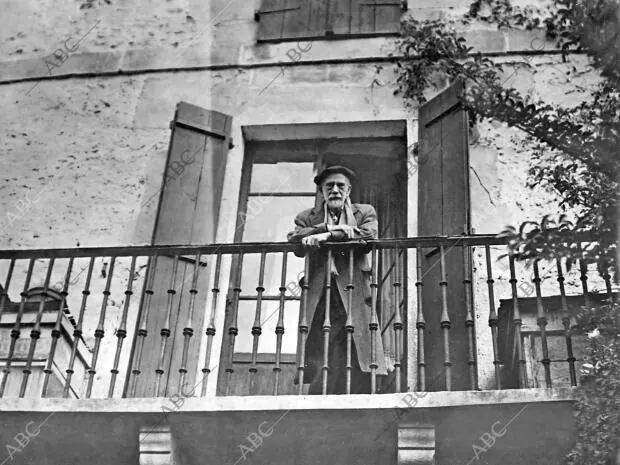 Pio Baroja en el Balcon de su caserío de Itxca, en Vera de Bidasoa