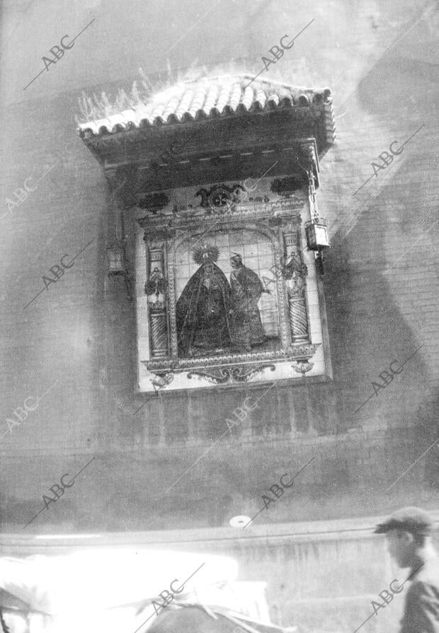 Retablo de la Virgen de la Amargura, en la fachada de la iglesia de san Juan de...