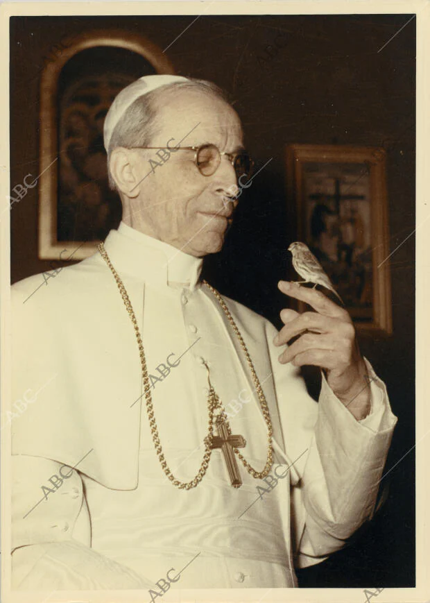El Papa Pío XII durante unos días de descanso en la residencia papal de Castel...