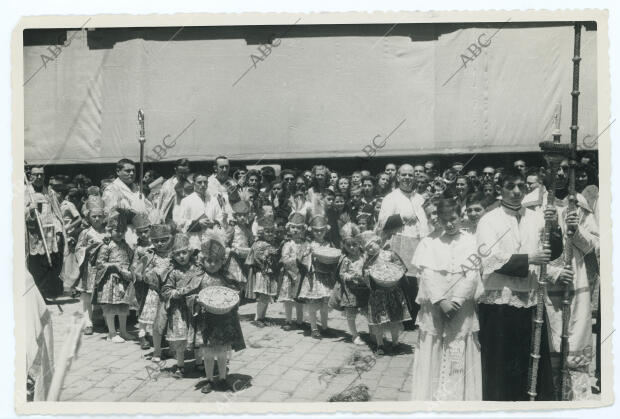 Corpus Christi, los ángeles que marchan en el cortejo precediendo al Santísimo y...