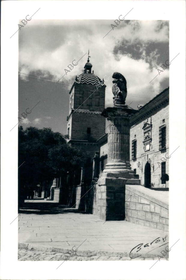 Fachada del hospital de Santiago, A la entrada de la Ciudad, rico anuncio...