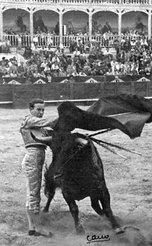 Pepe Luis Vázquez toreando en los años cincuenta