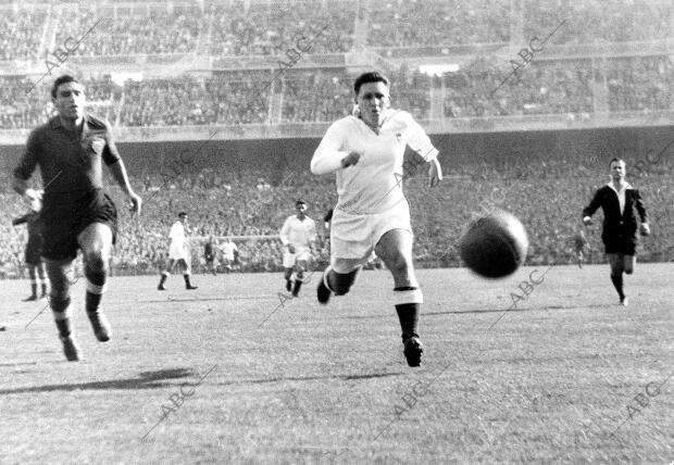 Luis Molowny Corre tras el balón durante un partido con el real Madrid