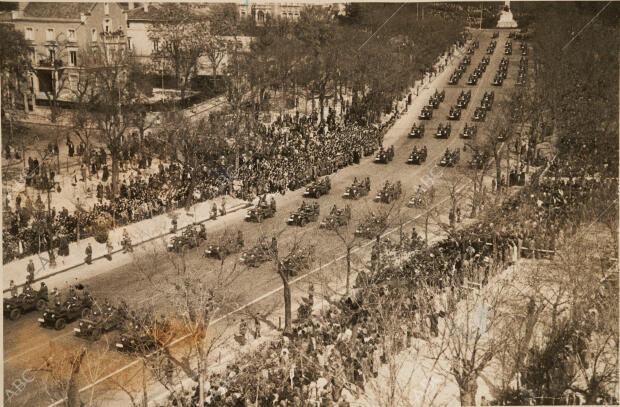 Un aspecto del Paseo de la Castellana durante el desfile de la Victoria