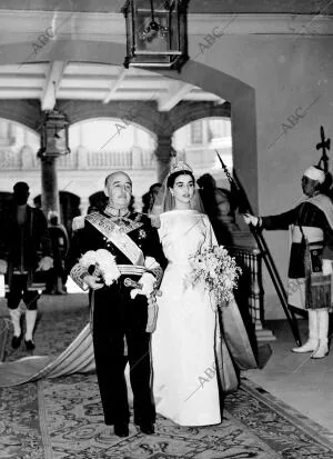 El General Franco, padrino de la ceremonia, acompaña a su hija al altar