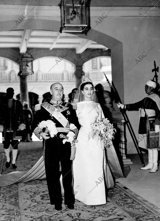 El General Franco, padrino de la ceremonia, acompaña a su hija al altar