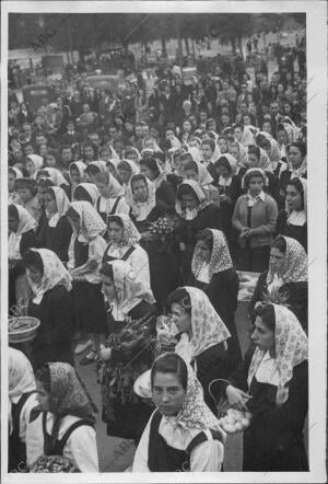 Muchachas de la hermandad de la ciudad y el campo Asisten A la misa Celebrada el...