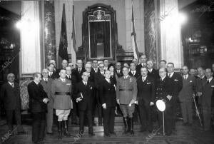 Sr. Fernández Flórez con las Autoridades Coruñesas después del homenaje...