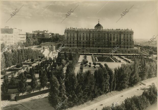 Vista de los Jardines de Sabatini con el Palacio Real al fondo