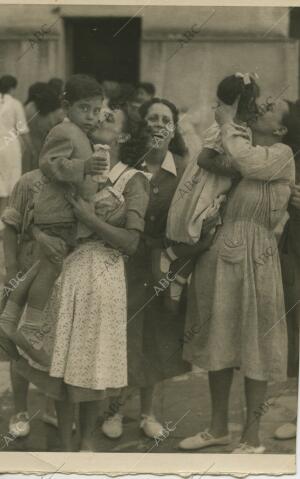 La fotografía se refiere a la visita que hicieron a sus madres, en la Prisión...