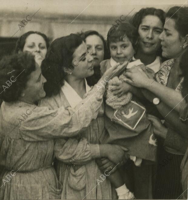 La fotografía se refiere a la visita que hicieron a sus madres, en la Prisión...