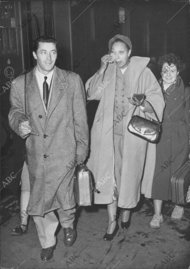 La cantante Josephine Baker, con su Esposo, Jo Bouillon, al tomar el tren en...