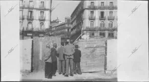 Un grupo de Curiosos Observa las Obras que se Llevan A cabo en la Madrileña...