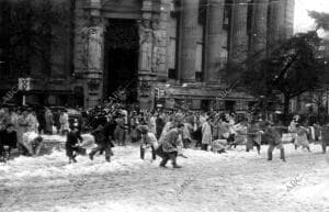 Jóvenes Disfrutando de la nieve