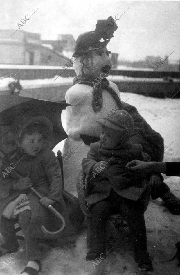 Dos Niños Disfrutando de la nieve en Madrid