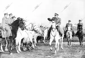 Josip Broz Tito, en 1950, pasa revista a las tropas