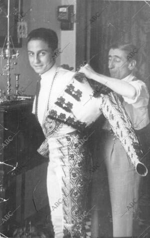 Juan posada Vistiéndose antes de una novillada en Sevilla