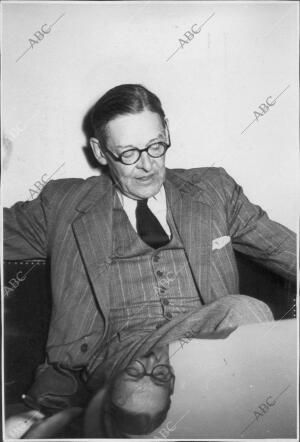 T.S. Eliot, el famoso poeta y dramaturgo Anglosajón, Fotografiado durante su...