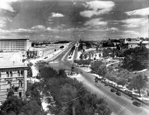 Por aquél entonces mantenía su denominación de avenida del Generalísimo, y la...