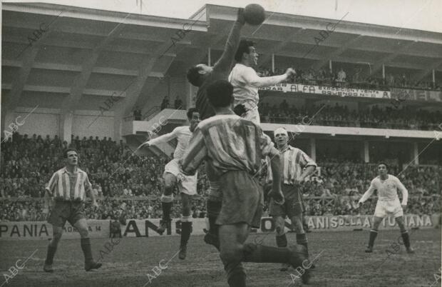 Narro en un magnífico salto para Rematar, sin que Lleara A Conseguirlo por la...