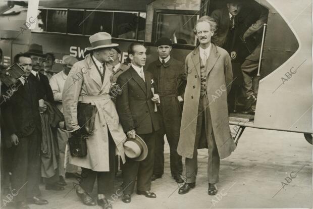 Llegada del profesor Piccard a la capital francesa para pronunciar una...