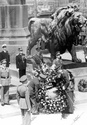 El Rey Balduino I de los Belgas deposita una corona en el monumento al soldado...