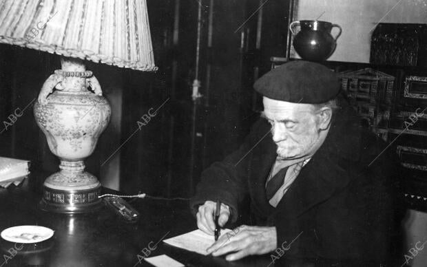 Pio Baroja en su despacho