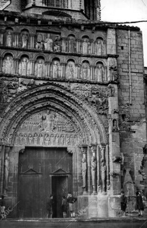 Pórtico de la iglesia de Petilla de Aragón, donde Fue Bautizado Ramón y Cajal...