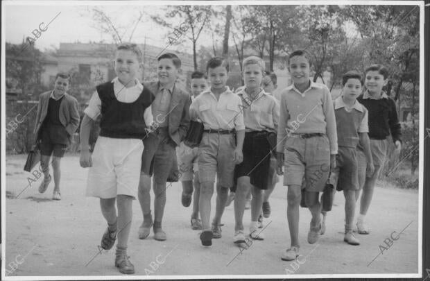 Se Acaban las Vacaciones Veraniegas y los Escolares Vuelven A las Clases