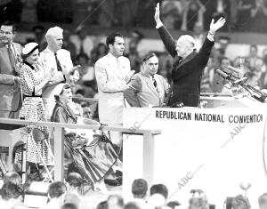 En la foto, de izquierda a derecha, Henry Cabot Lodge, el senador Bricker, la...