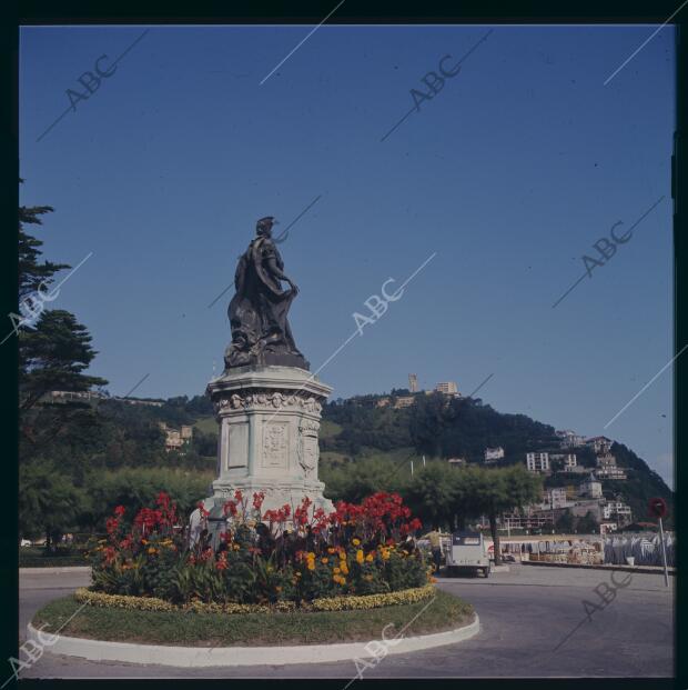 San Sebastián, 1952 (CA.) Monumento de la reina María Cristina en los jardines...