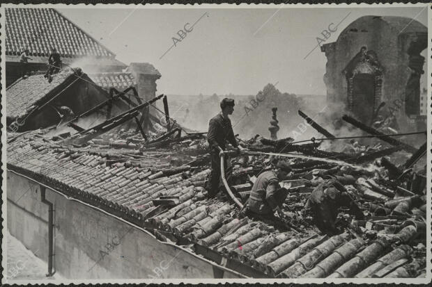 En la imagen, los bomberos apagan el tejado de la biblioteca