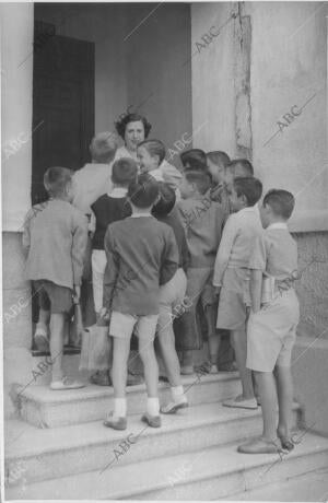 Una de las profesoras saluda a sus pequeños discipulos, despues de las...