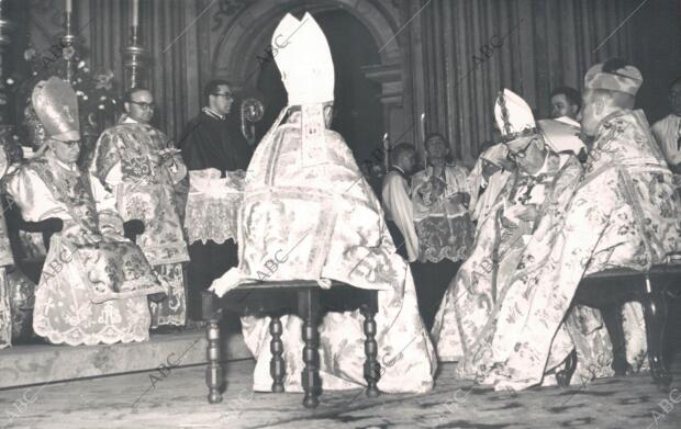 De espalda el de ciudad real y A la izquierda el titular de Málaga, el cardenal...