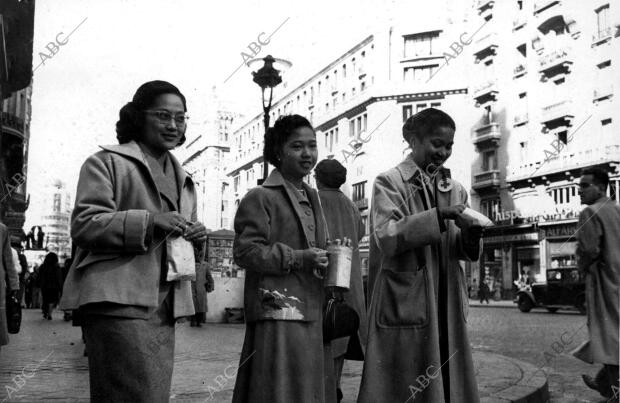 Tres Señoritas Filipinas que Cooperaron en la fiesta de la Banderita de 1952, en...