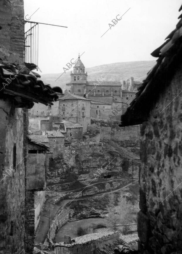 Vista de la catedral de Albarracìn y el río Guadalaviar (Teruel)