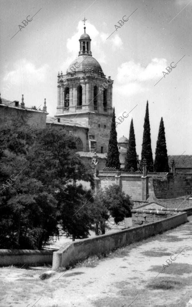 Perspectiva de la catedral de ciudad Rodrigo (Salamanca)