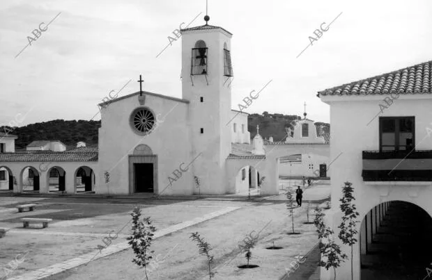 Vista de la plaza mayor y de la iglesia del pueblo Agueda del Caudillo...