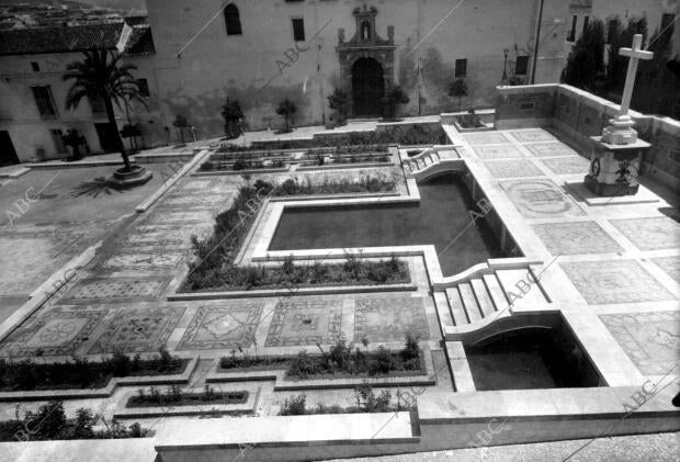 Monumento y cruz de los Caídos del pueblo de Antequera (Málaga) Diseñada por el...