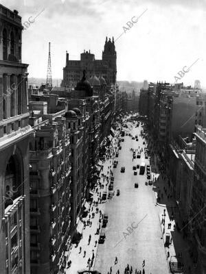 Vista de la Gran Vía, con el Palacio de la Prensa en primer término