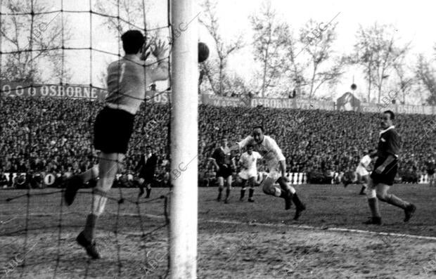 El partido Finalizó con empate A uno con goles de Loren, para el Sevilla, y...