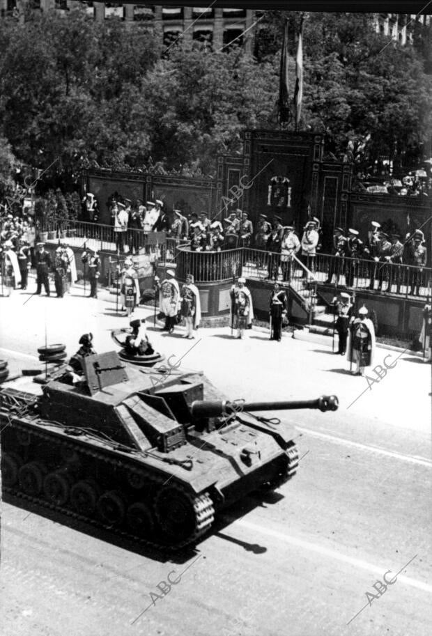 Un tanque ante la tribuna de Franco, en el desfile de la victoria de 1953