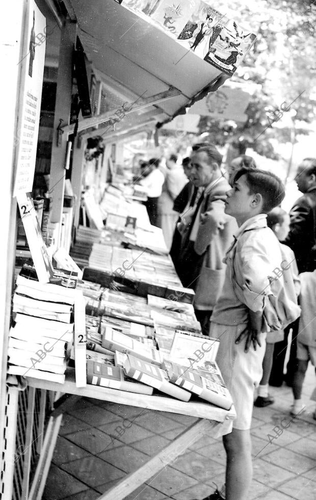 Un grupo de personas pasea y observa los puestos de libros de la Feria Nacional...