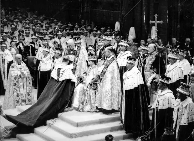 Coronación de la Reina Isabel II de Inglaterra, celebrada en la Abadía de...