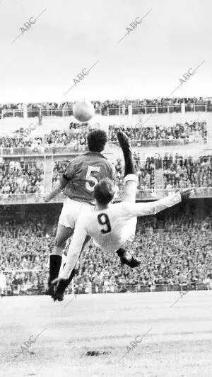 Remate de Alfredo Di Stefano el día de su debut en el real Madrid frente al...