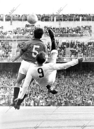 Alfredo Di Stefano realizando una chilena el día de su debut ante el Nancy