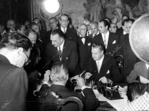 Firma en el salón de Embajadores del ministerio de Asuntos Exteriores de Madrid...