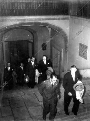 El general A.W. Kissner y George F. Train Suben las Escaleras del palacio de...